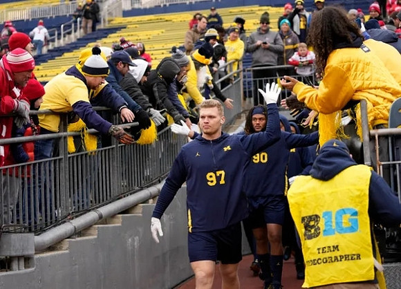 Aidan Hutchinson (97) and Mike Morris (90)