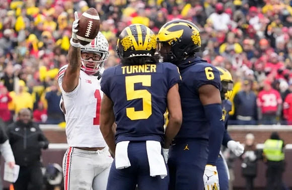 DJ Turner (5) and R.J. Moten (6)