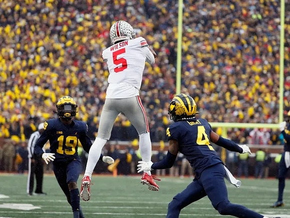 Rod Moore (19) and Vincent Gray (4)