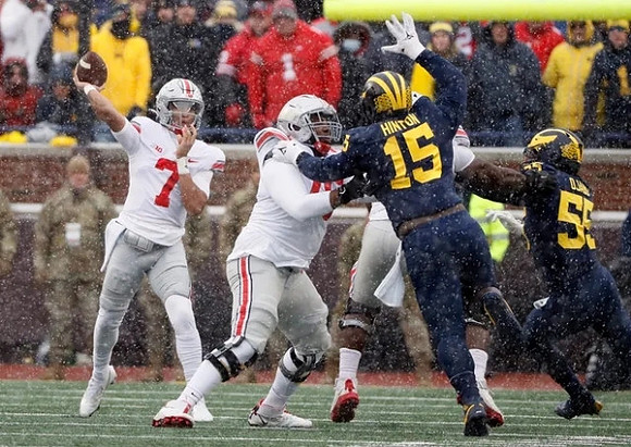 Christopher Hinton (15) and David Ojabo (55)