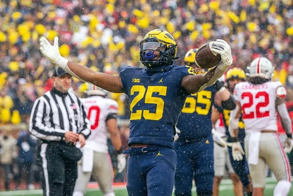 Hassan Haskins (25) and Zak Zinter (65)