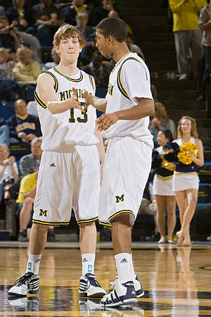 Matt Vogrich (13) and Darius Morris (4)