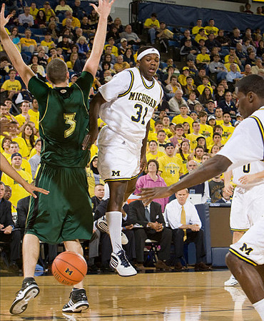 Laval Lucas-Perry (31) and Manny Harris (3)