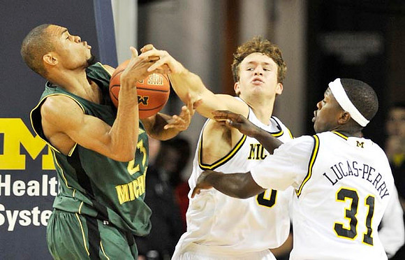 Zack Novak (0) and Laval Lucas-Perry (31)