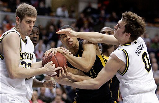 Zack Gibson (32), Zack Novak (0), and Manny Harris (3)