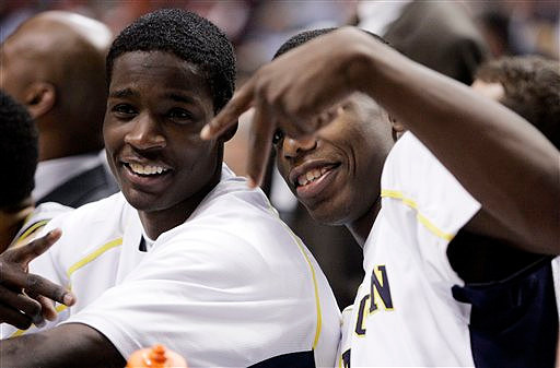 Manny Harris (3) and DeShawn Sims (34)