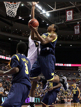 Jevohn Shepherd (22) and Manny Harris (3)