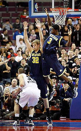 Zack Gibson (32) and Manny Harris (3)