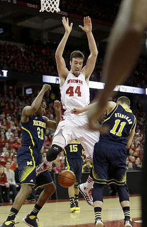 Zak Irvin (21), Jon Horford (15), and Nik Stauskas (11)
