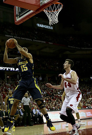 Jon Horford (15) and Zak Irvin (21)