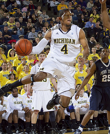 Darius Morris (4) and Evan Smotrycz (23)
