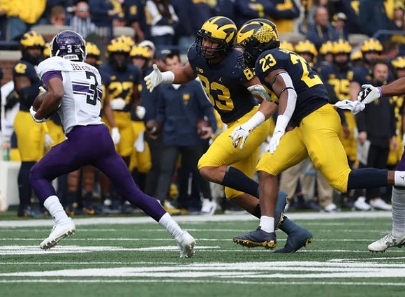 Erick All (83) and Michael Barrett (23)
