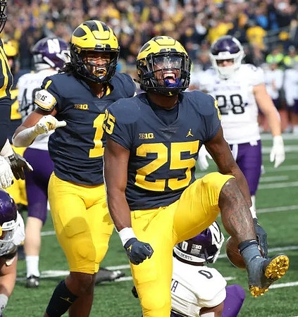 Andrel Anthony (1) and Hassan Haskins (25)