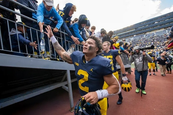 Blake Corum (2) and Noah Howes (45)
