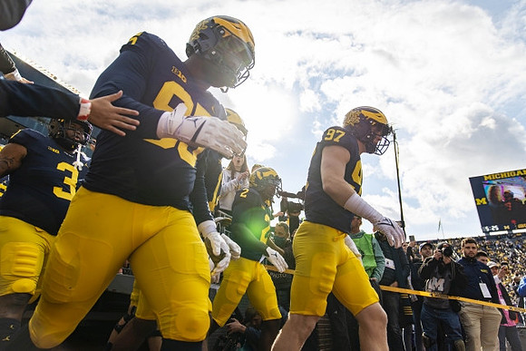Aidan Hutchinson (97) and Michigan Team