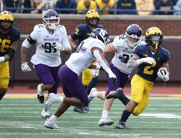 Ryan Hayes (76) and Blake Corum (2)