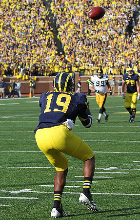 Devin Funchess (19) and Michael Schofield (75)