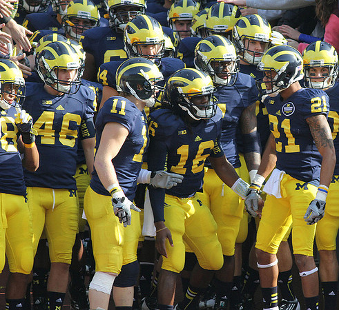 Seth Broekhuizen (46), Jordan Kovacs (11), Denard Robinson (16), and Roy Roundtree (21)