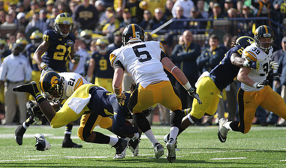 Roy Roundtree (21), Denard Robinson (16), and Vincent Smith (2)