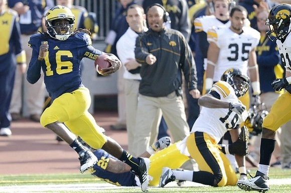 Denard Robinson (16), Roy Roundtree (21), and Erik Campbell