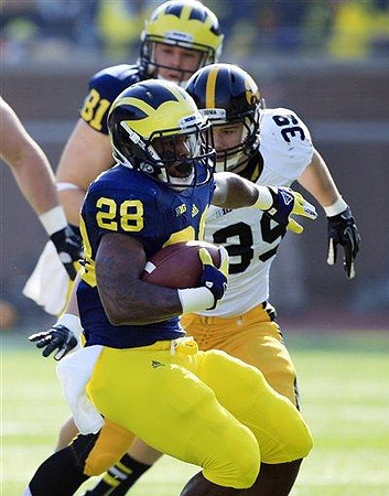 Fitzgerald Toussaint (28) and Mike Kwiatkowski (81)