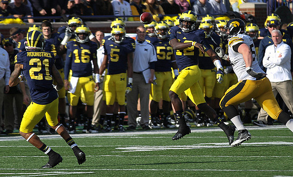 Roy Roundtree (21) and Devin Gardner (12)