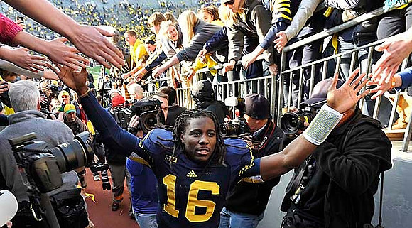 Denard Robinson (16)