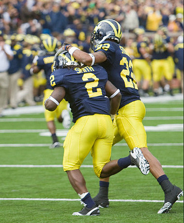 Vincent Smith (2) and Darryl Stonum (22)
