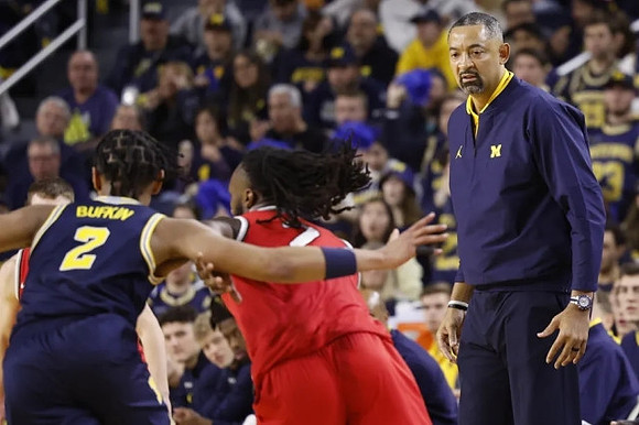 Kobe Bufkin (2) and Juwan Howard