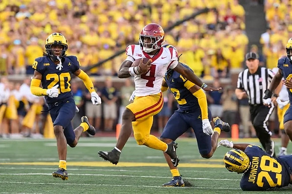 Jyaire Hill (20), Will Johnson (2), and Quinten Johnson (28)