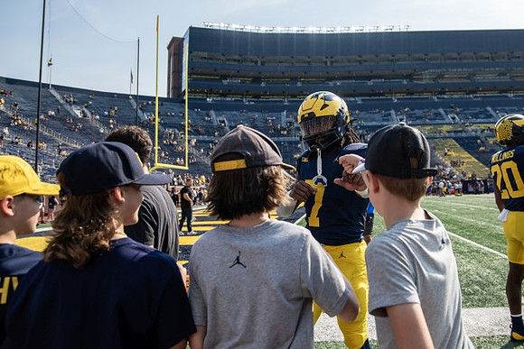 Donovan Edwards (7) and Kalel Mullings (20)
