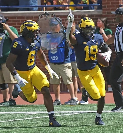 R.J. Moten (6) and Rod Moore (19)