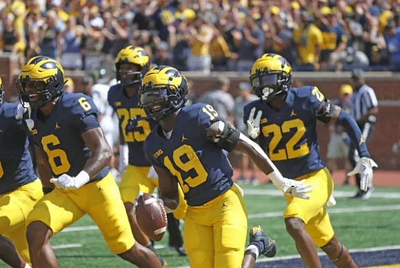 R.J. Moten (6), Junior Colson (25), Rod Moore (19), and Gemon Green (22)