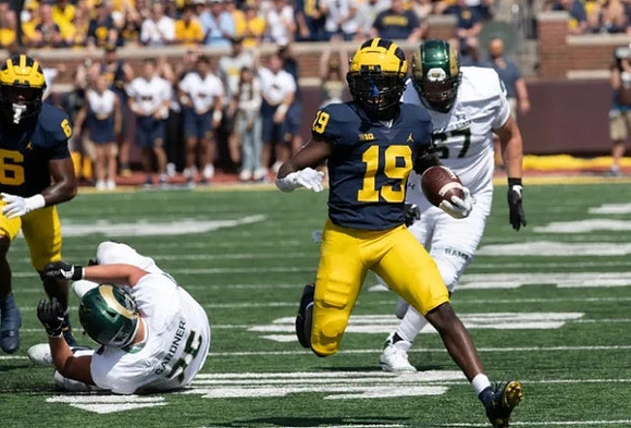 R.J. Moten (6) and Rod Moore (19)