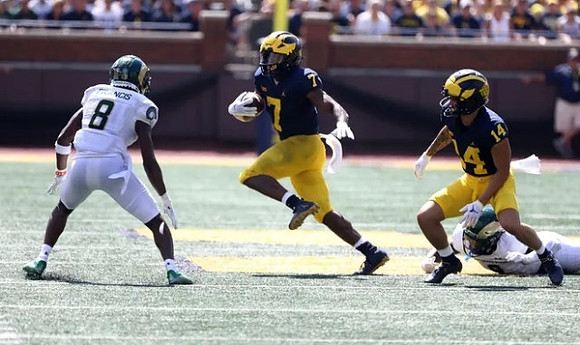 Donovan Edwards (7) and Roman Wilson (14)