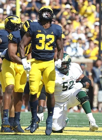 Taylor Upshaw (91) and Jaylen Harrell (32)
