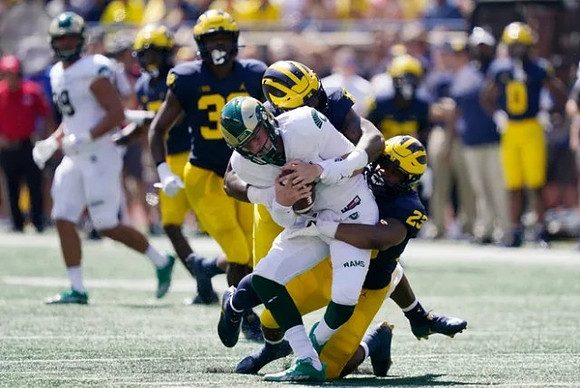 Jaylen Harrell (32) and Michael Barrett (23)