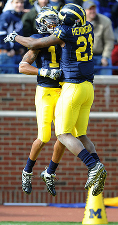 Roy Roundtree (12) and Junior Hemingway (21)