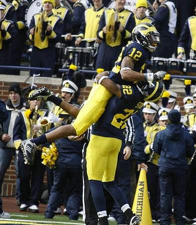 Roy Roundtree (12) and Darryl Stonum (22)