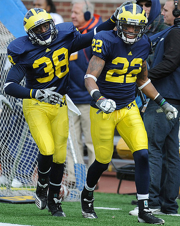 Al Backey (38) and Darryl Stonum (22)