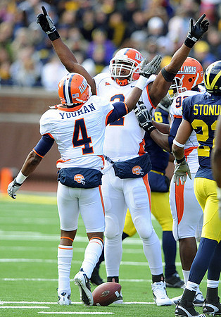 Kevin Koger (86) and Darryl Stonum (22)