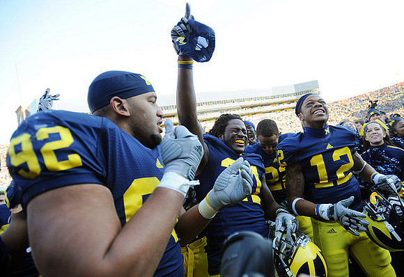 Greg Banks (92), Junior Hemingway (21), and Roy Roundtree (12)