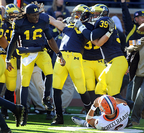 Denard Robinson (16) and Will Heininger (39)