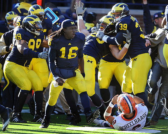 Adam Patterson (99), Denard Robinson (16), and Will Heininger (39)