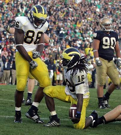 Kevin Koger (86) and Denard Robinson (16)