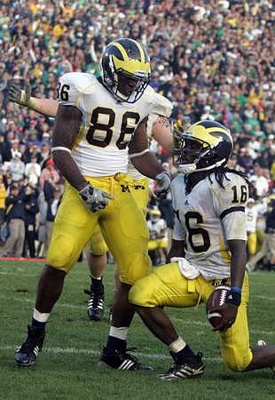 Kevin Koger (86) and Denard Robinson (16)