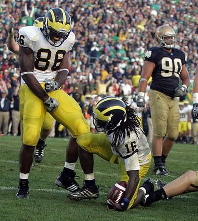 Kevin Koger (86) and Denard Robinson (16)