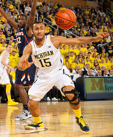 Jon Horford (15) and Nik Stauskas (11)