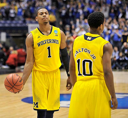 Glenn Robinson III (1) and Derrick Walton Jr. (10)