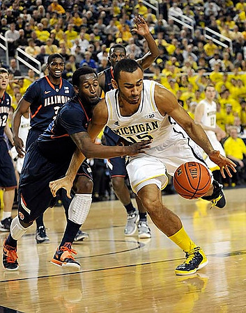 Jon Horford (15) and Nik Stauskas (11)